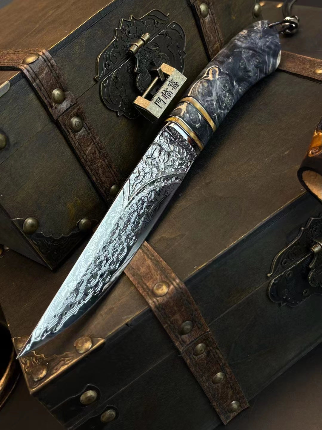 Enigmatic Stag Damascus Steel Fixed Blade