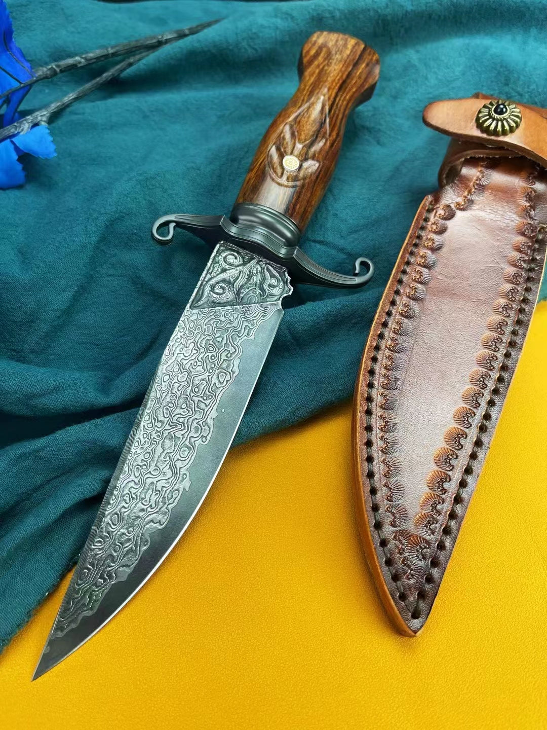 Venus's Grace Damascus Steel Fixed Blade