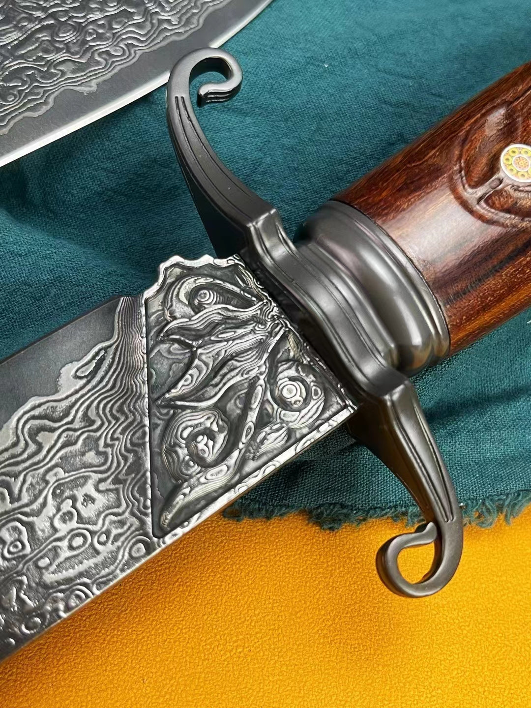 Venus's Grace Damascus Steel Fixed Blade