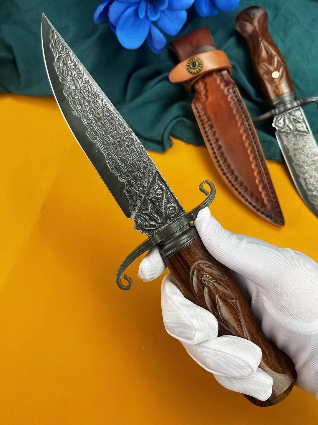 Venus's Grace Damascus Steel Fixed Blade